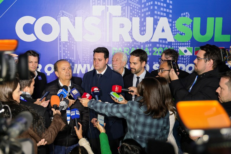 Jorginho Mello destaca força de SC em evento da construção civil em Curitiba
