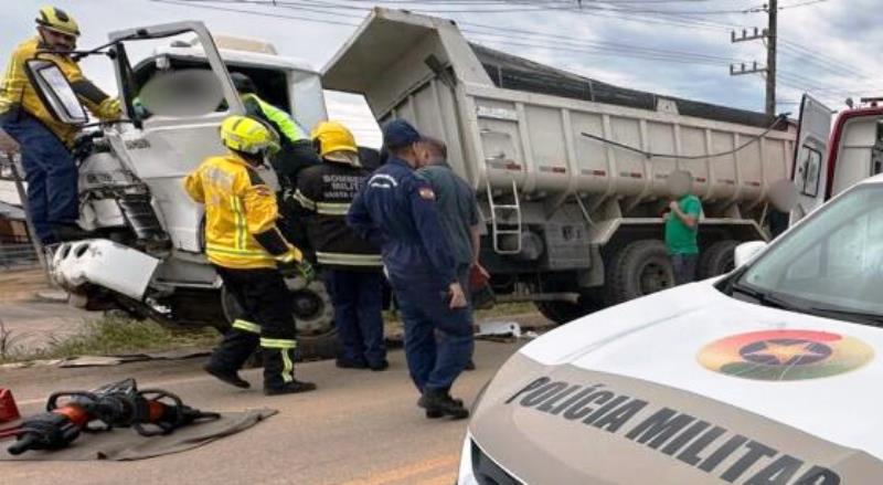 Acidente grave na SC-410 deixa motorista preso às ferragens