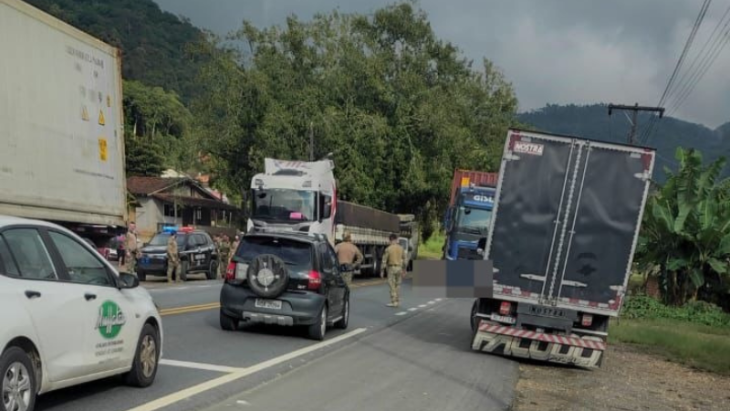 Idoso morre atropelado por caminhão na BR-470