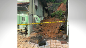 Chuva causa deslizamentos e queda de muros em Blumenau