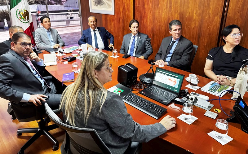 Em Brasília, Jorginho Mello reforça rigor de SC com prevenção à gripe aviária