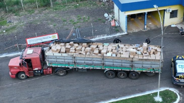 Carreta carregada de mercadorias ilegais é interceptada pela PRF