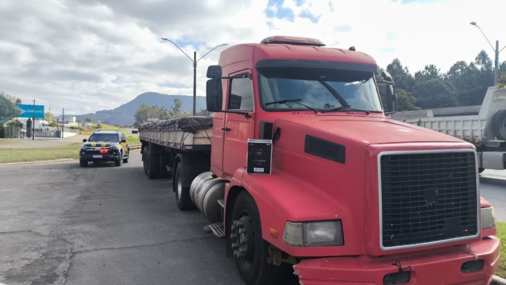 PRF apreende carga ilegal de vinhos argentinos na BR-470