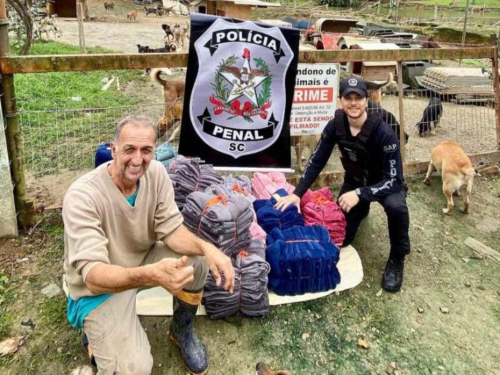 Detentos produzem mantas para animais acolhidos por ONGs em SC