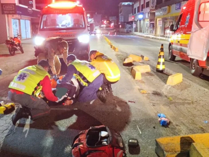 Mulher fica gravemente ferida após queda de moto