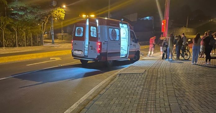 Motociclista morre após colisão contra poste no Vale do Itajaí