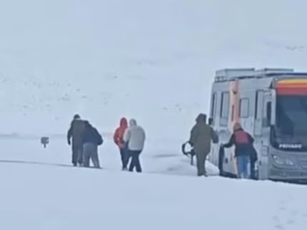 Brasileiros são resgatados após ficarem presos na neve por 48 horas