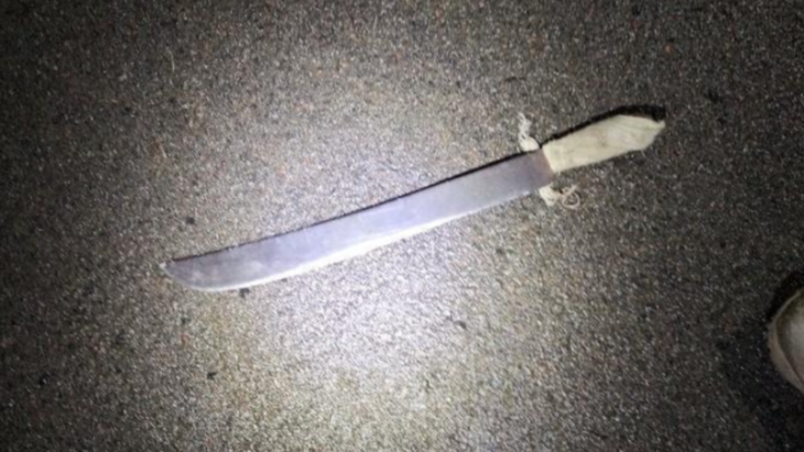Homem é preso com facão após agredir pessoas em bar