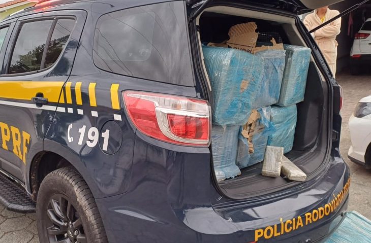 Vídeo: motorista foge da PRF, bate em viatura e acaba preso com droga