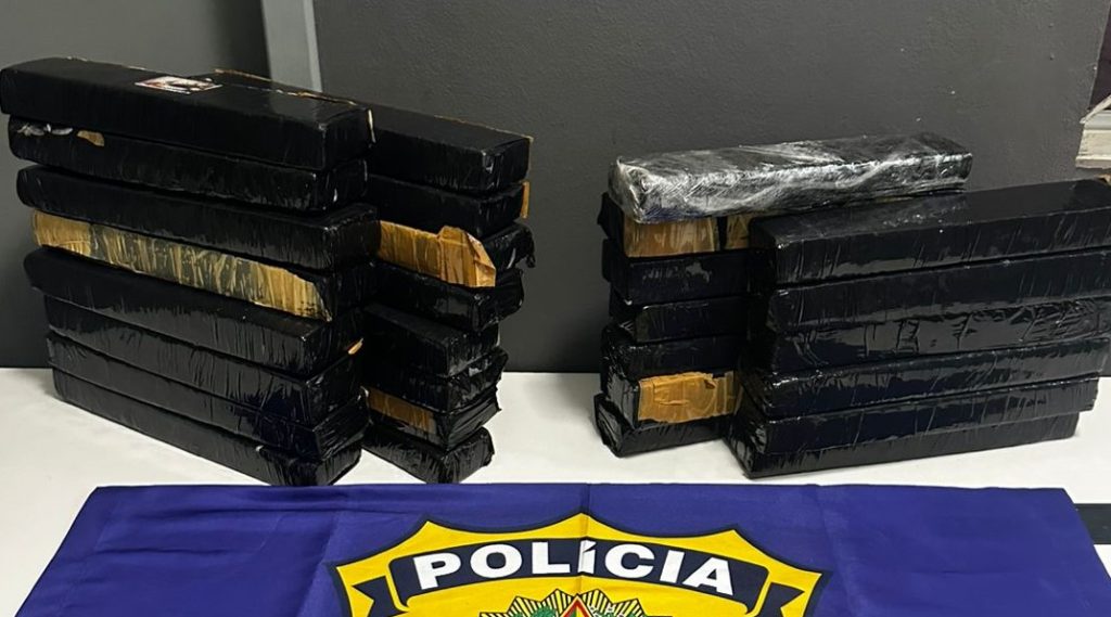 Vídeo: condutor foge da PRF, cai em buraco de obra e acaba preso