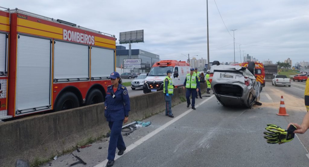 Carro capota após colisão com caminhão na BR-101