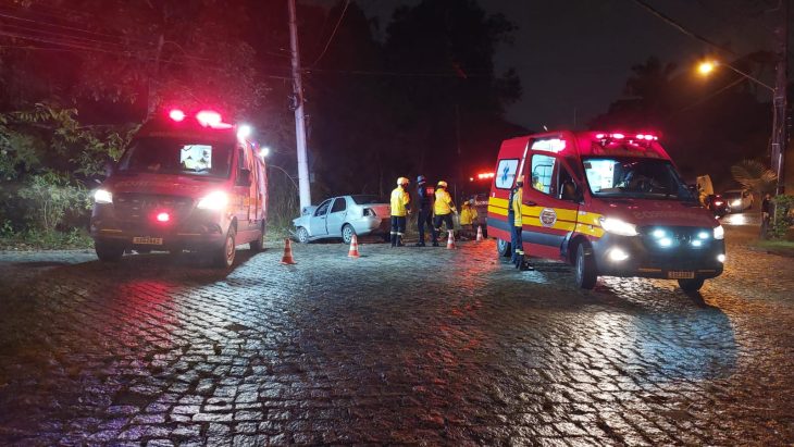 Carro bate contra poste e deixa cinco pessoas gravemente feridas
