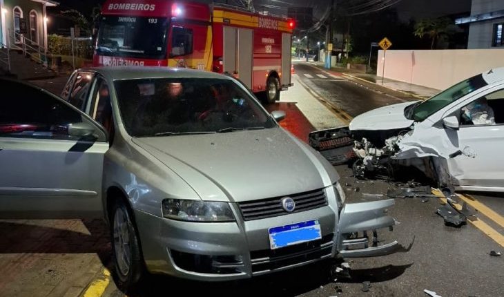 Duas pessoas ficam feridas em colisão frontal entre veículos