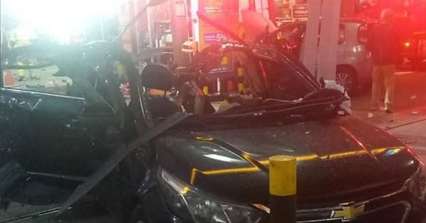 Vídeo: carro explode em posto de combustíveis e deixa uma pessoa morta