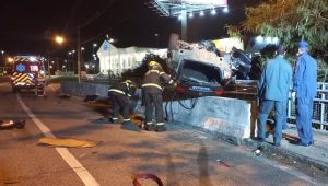 Mulher morre ao perder controle de veículo e capotar na SC-401
