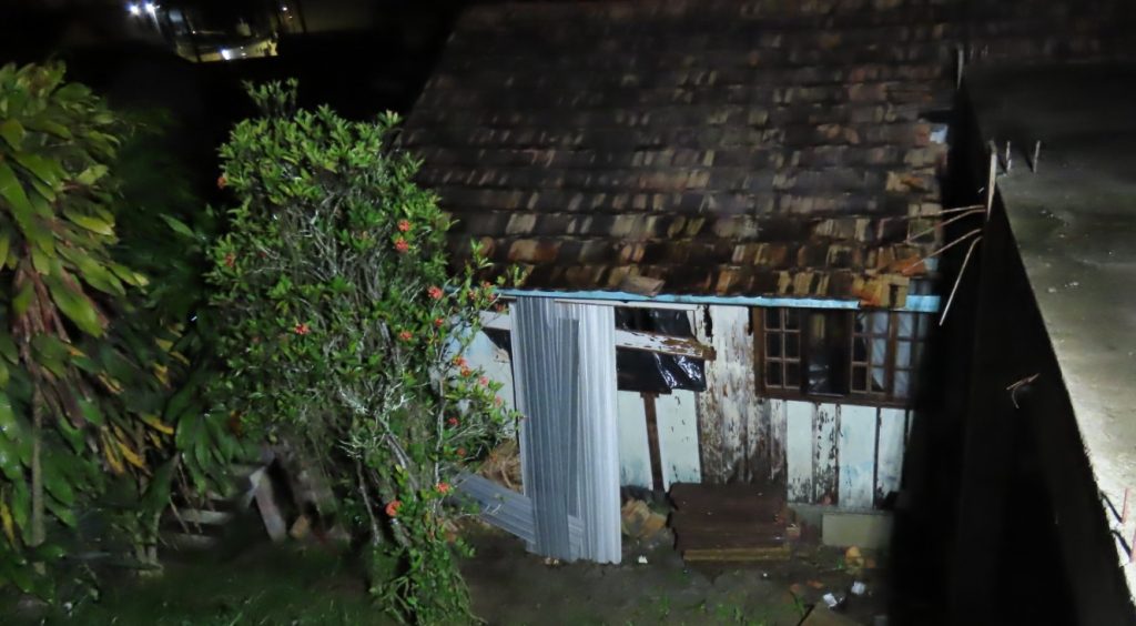 Casa pega fogo e homem sofre queimaduras em Blumenau