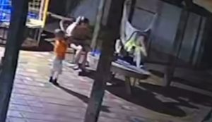 Mulher morre após filho de 2 anos pegar arma do pai e atirar