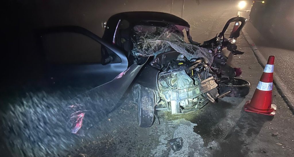 Colisão entre carro e caminhão deixa vítima em estado grave