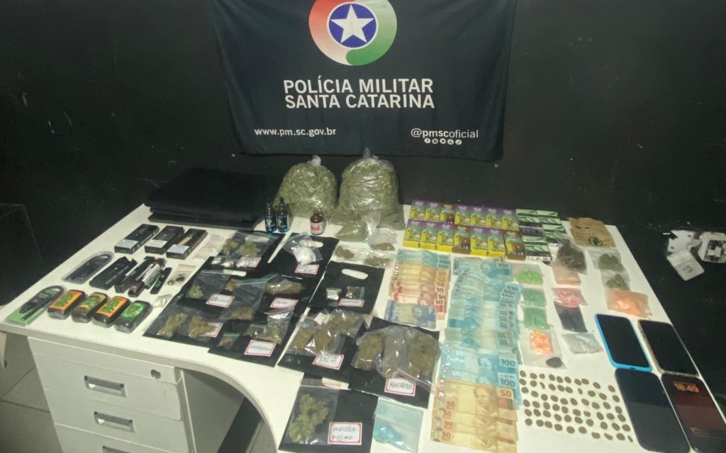 PM prende oito suspeitos de tráfico de drogas em Itajaí