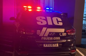 “Palhaçada”: homem desacata Polícia em mandado de busca e apreensão e acaba preso