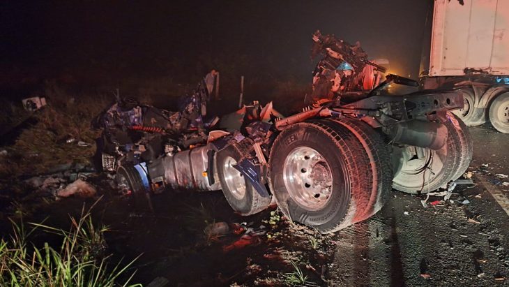 Caminhoneiro morre e outro fica em estado grave em colisão frontal