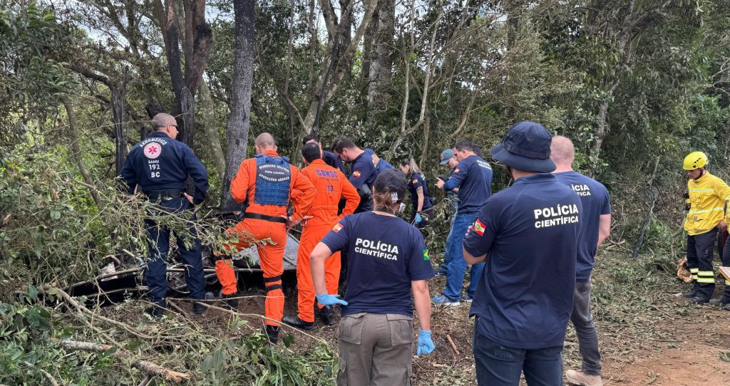 Equipes trabalham no resgate às vítimas