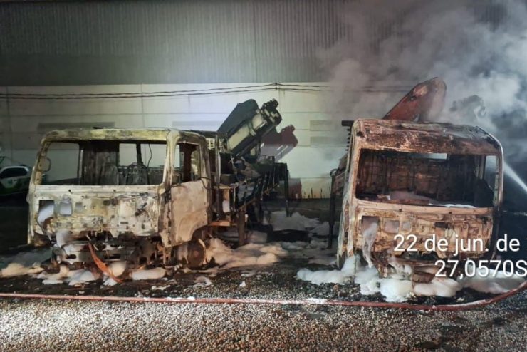 Vídeo: incêndio destrói dois caminhões em Brusque