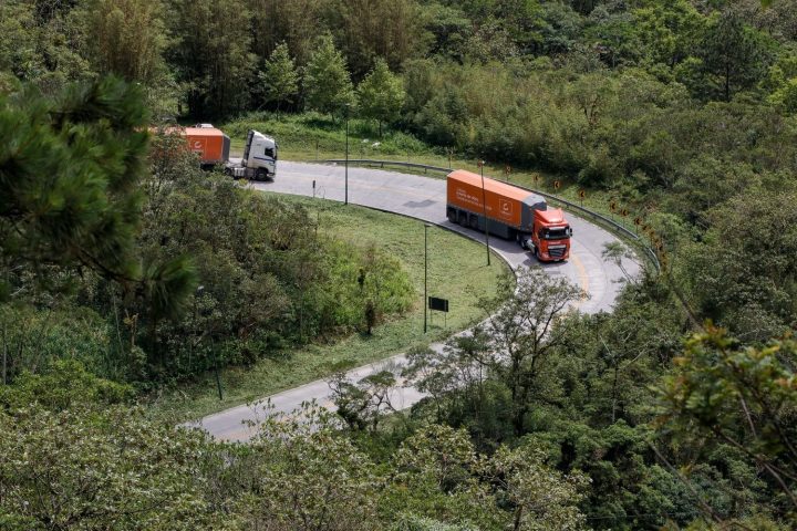 Trânsito fica em sistema siga e pare devido a obras na Serra Dona Francisca