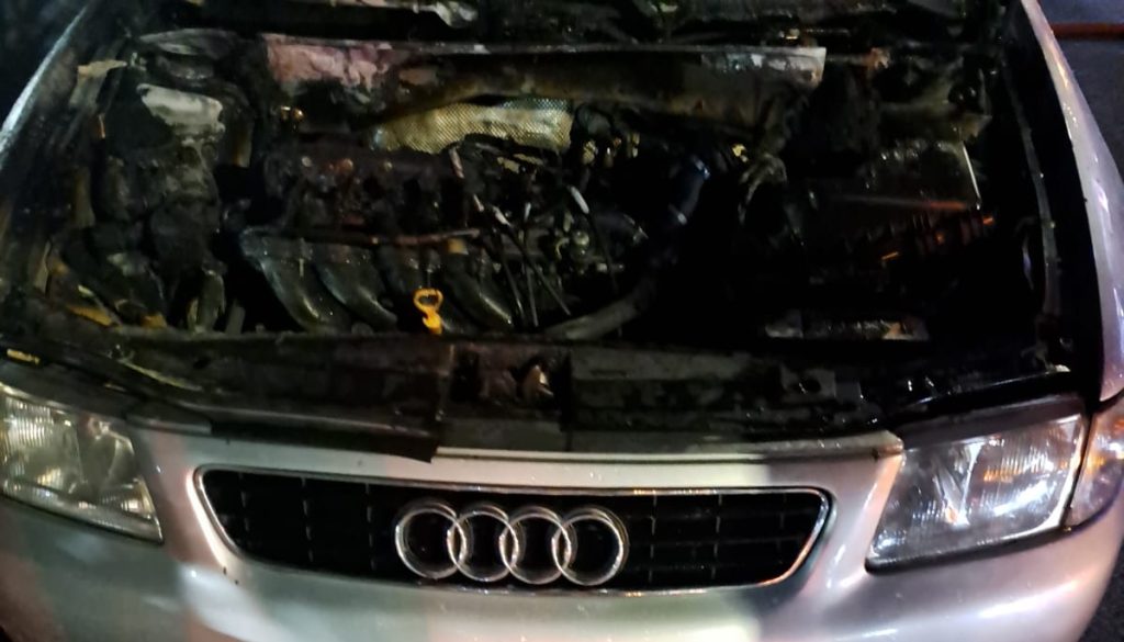 Incêndio em motor de carro em Itapema