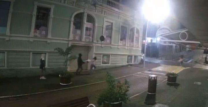 Vídeo: dupla assalta mulheres com faca e foge em Florianópolis