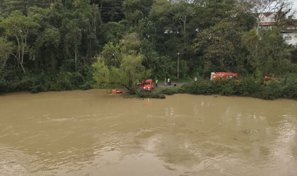 Bombeiros fazem buscas por homem que caiu no Rio Itajaí-Açu