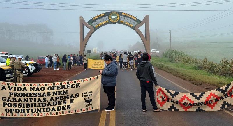 Indígenas bloqueiam a BR-101 em protesto contra suspensão das demarcações