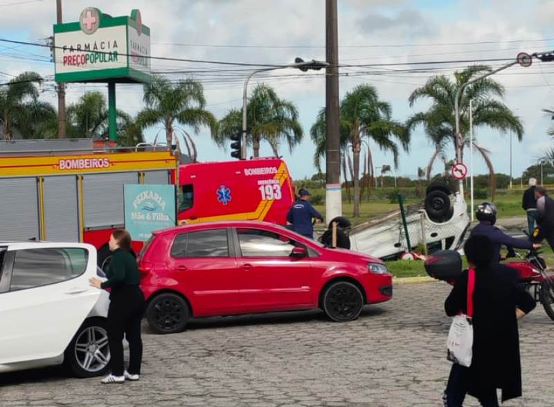 Vídeo: carro capota e motorista fica ferido em Florianópolis