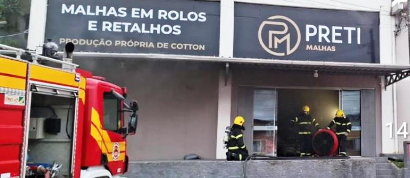 Fogo destrói loja de tecidos em Brusque