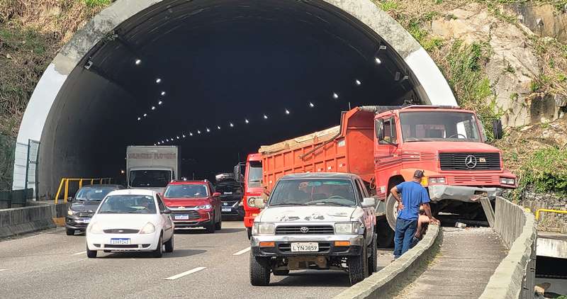 Caminhão sai da pista e derruba mureta de concreto no Túnel Antonieta