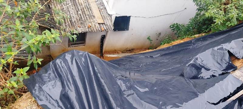 Chuvas derrubam muro e deixam cinco pessoas desalojadas em Brusque