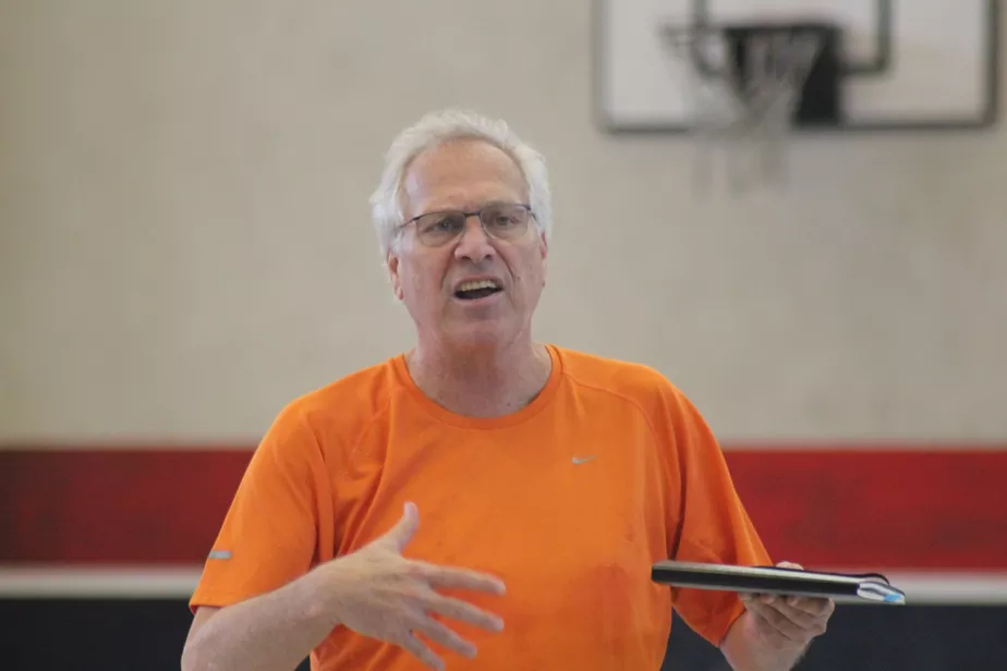 Técnico que marcou época quer retomar time de basquete em Joinville