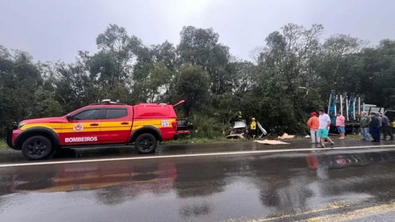 Acidente entre carro e caminhão mata três pessoas na BR-470