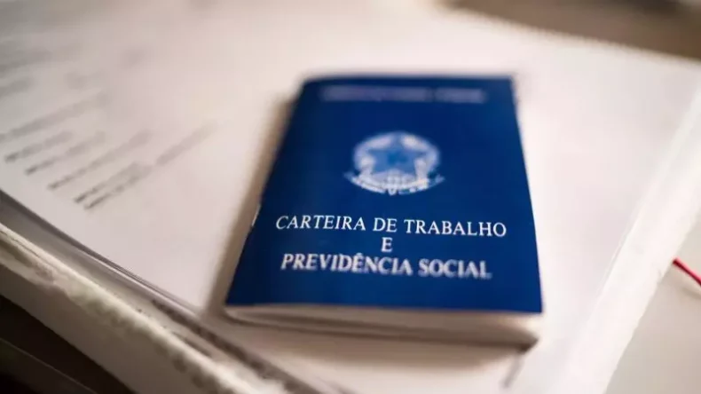 R$ 10 mil por 30 horas semanais? Projeto dá passo importante na Câmara