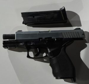 Briga por moto termina com quatro presos e apreensão de arma falsa