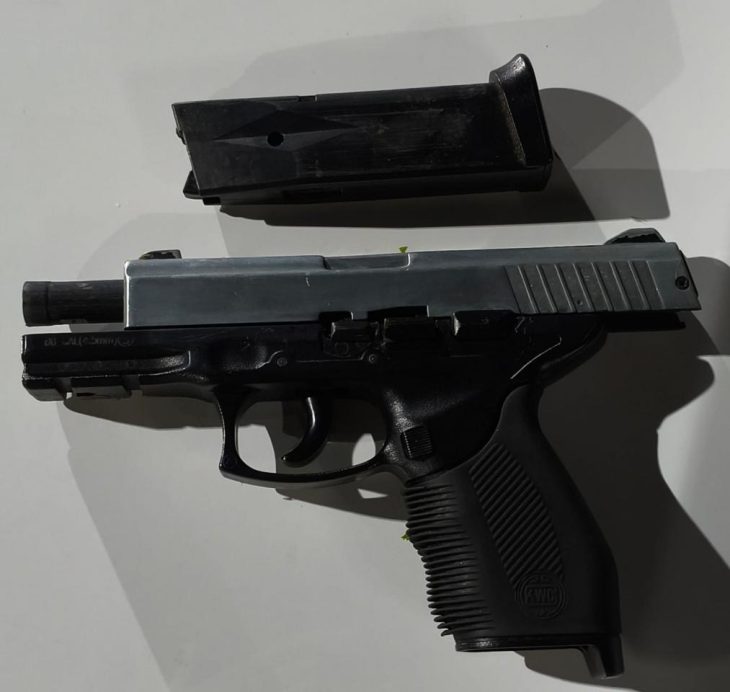 Briga por moto termina com quatro presos e apreensão de arma falsa