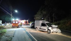 Colisão frontal deixa três pessoas feridas e interdita rodovia