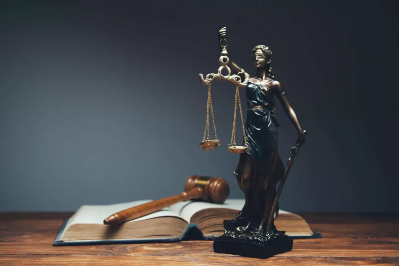 Mulher que fingiu ser advogada é condenada a indenizar idosa