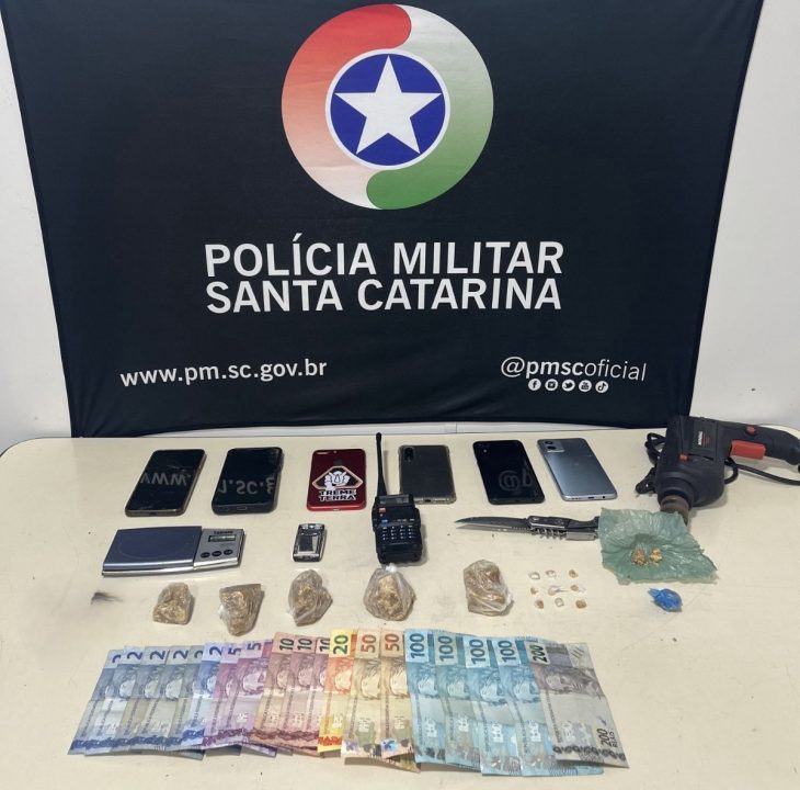 Jovens tentam subornar policiais durante prisão por tráfico
