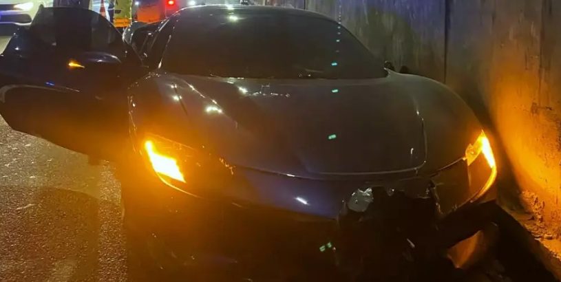 Acidente com Ferrari interdita túnel do Morro do Boi
