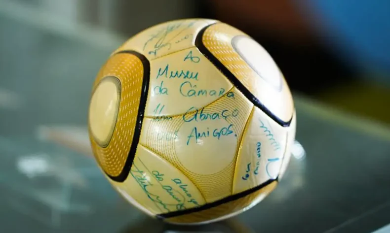 Alexandre de Moraes vota por condenar homem que furtou bola autografada por Neymar