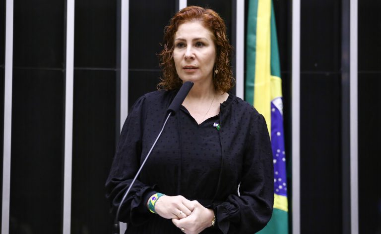 Alexandre de Moraes determina extradição de Carla Zambelli