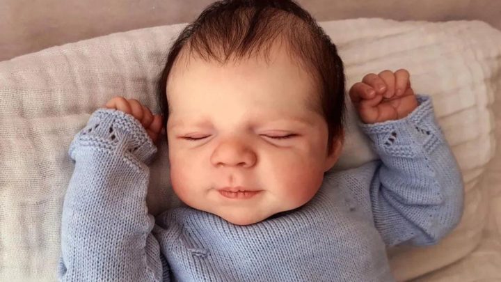 Homem é preso após agredir bebê pensando que seria boneca reborn