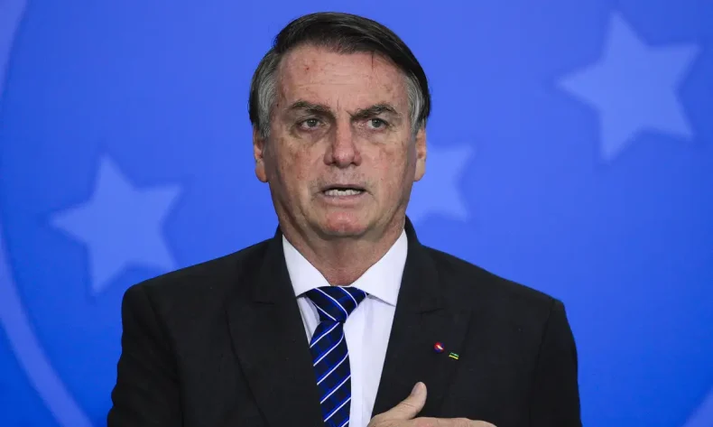 Bolsonaro muda versão três vezes sobre tornozeleira