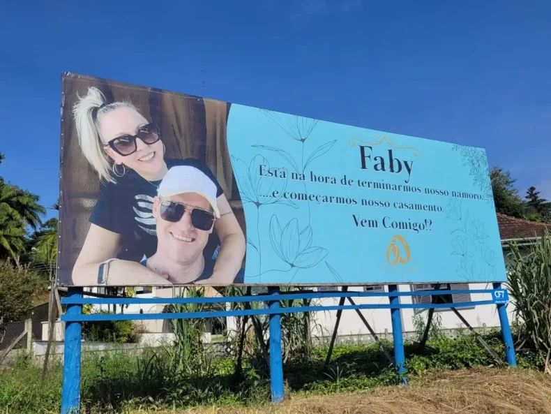Pedido de casamento em outdoor chama atenção no Vale do Itajaí